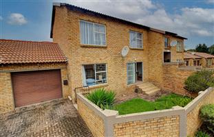 Townhouse For Sale in Honeydew Manor