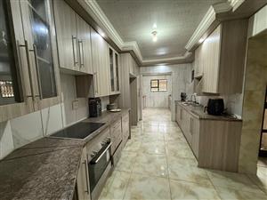 Don’t miss out on this lovely 5 bedroom home in Waldrift , Vereeniging