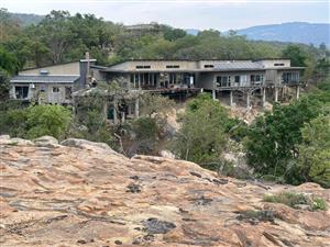 Exclusive luxury home in La Roi Wildlife Estate. 4 Bedroom, 3.5 Bathrooms + Flat