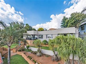 Luxurious Family Living With a Chef’s-Dream Kitchen