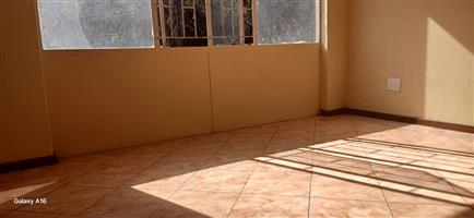 A SHARED FLAT LARGE BEDROOM AVAILABLE TO LET