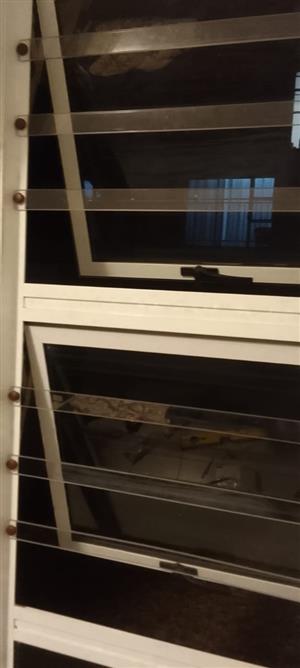 Installer of light fiber protective plastic glass on aluminum frames and windows