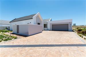 Low-Maintenance Living on a Stunning Corner Stand