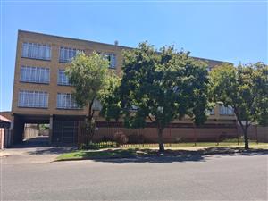 Immaculate and well kept apartment. In Clean Vereeniging CBD complex up for grabs.