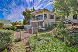 House For Sale in Theewaterskloof Country Estate