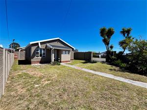 Modern 3-Bedroom Home with Spacious Yard – Perfect for Family Living