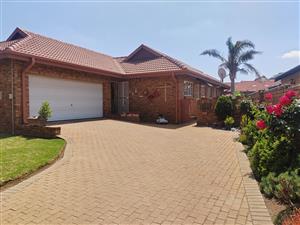 Move-In Ready Family Oasis with Pool & Entertainment Area in Sunair Park,Brakpan