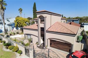 House For Sale in Lakefield