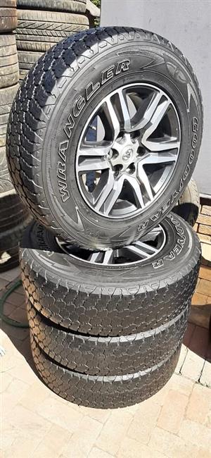17 inch Toyota Hilux/Fortuner original mags with used 265/65/17 tyres 