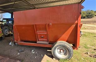 2000 ROLO  FEED MIXER 