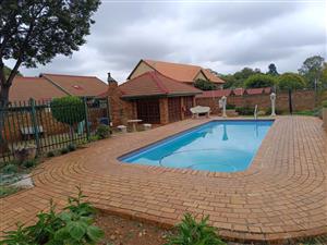 Townhouse For Sale in Clubview