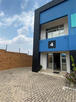 LIGHT INDUSTRIAL WAREHOUSE / STORAGE UNIT TO LET - LANSERIA