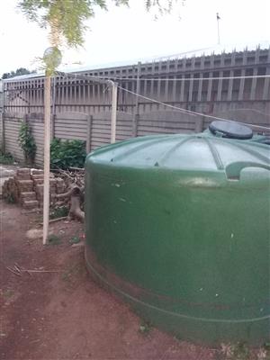 Selling 1000l water tank with machine. Long water pipes 2pond filtersas well