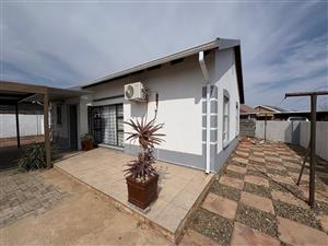House For Sale in Roodepan