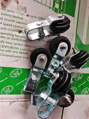 Electric fence tensioners