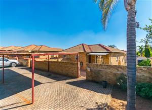 Spacious 2-Bedroom Townhouse with Large Yard & Renovation Potential – Heuwelsig Estate!