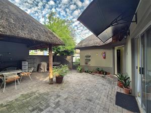 Gerieflike aftrede, genoeg ruimte en 'n aktiewe leefstyl in die 2 slaap- en 1 badkamer huis en lapa