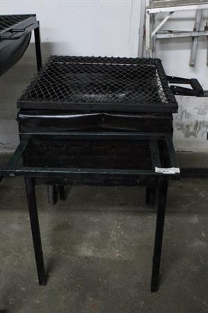 SMALL BRAAI STAND WITH WHEELS(S066682A)