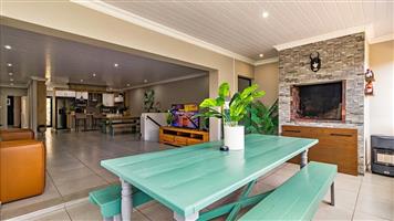  IMMACULATE 3-BEDROOM DUET WITH SOLAR & STUNNING NATURAL VIEWS 