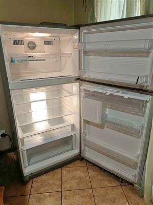 LG GR-B712YLP 550-liter large platinum silver fridge.