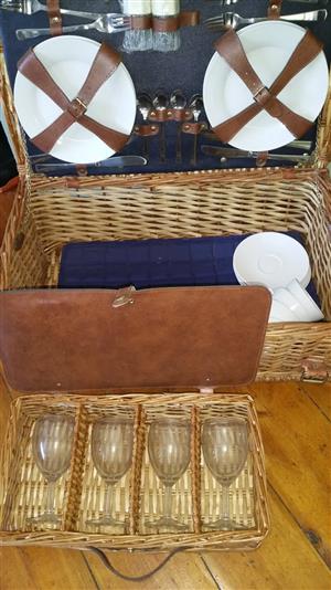 Picnic Basket - complete settings for 4 