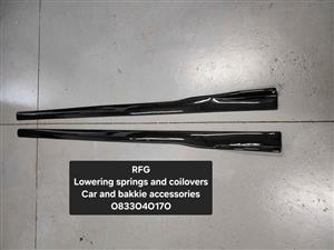 Universal gloss black side skirts