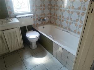 Regents Park, 2-bed, 1 bath with bathtub for rent. Open plan kitchen and lounge.