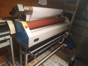 Bu is 1600wide laminating machine works very well and in very good condition 