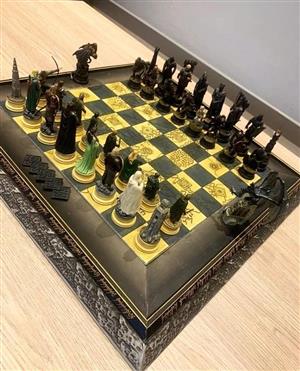 LORD OF THE RINGS CHESS BOARD
