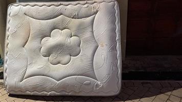 King size base+Simmons mattress 
