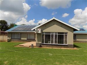 Family home for sale with 2 flatlets