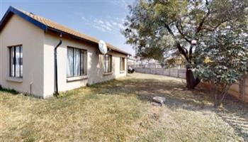 A spacious corner house with extention potential