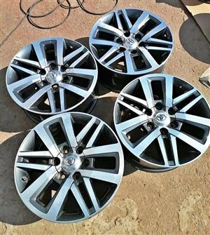 18inch Toyota Hilux/Fortuner original mags set 