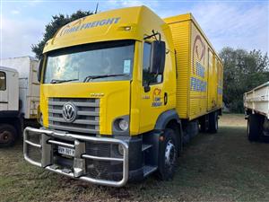 2015 Volkswagen constellation 17-250 8 ton closed body