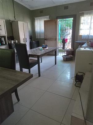 MOOI RIVER: 2 BEDROOM HOUSE WITH 2 FLATLETS AND SUBDIVISION OPPORTUNITY