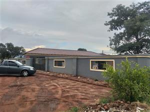 Bachelor room is available to rent in Lebowakgomo makotse