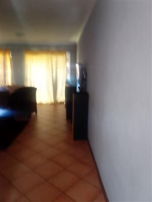 A room available in a 2 bedroom apartment in Moreleta park 