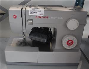 SINGER HEAVY DUTY 4423 GREY SEWING MACHINE W/PEDAL & POWER CABLE IN BAG S065507A