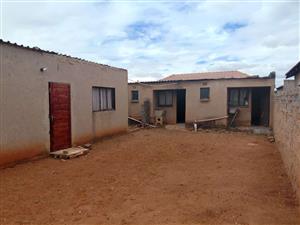 House For Sale in Lakeside