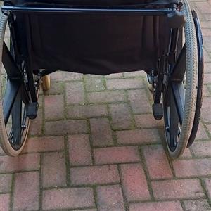 Heavy-duty wheelchair 