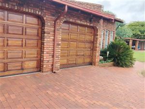 Spacious 5 bedroom family home, boomed off area fully secured with pool, entertainment area.