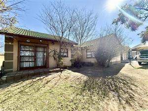 PERFECT INVESTMENT WITH A 3 BEDROOM HOUSE +4 EXTRA UNITS