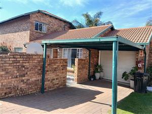 Townhouse For Sale in Birchleigh