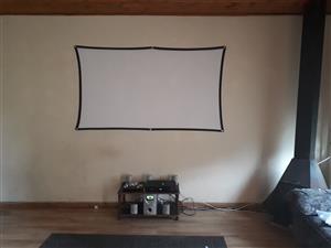 Foldable projector screen