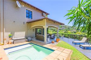 Townhouse For Sale in La Lucia