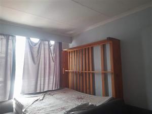 Single inside room in a duplex to let in 11th Ave Kensington.