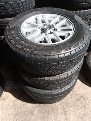 17" Toyota Hilux/Fortuner original mag with with used 265/65/17 tyre to use for 