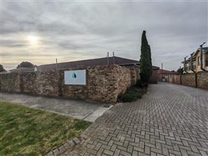 MODERN TOWNHOUSE. LOW MAINTENANCE