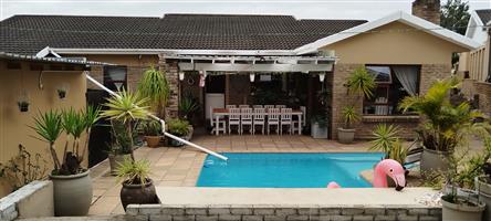 A Rare Find 3 Bedroom house + 2 Bedroom flatlet in the Heart of Strelitzia Park, Uitenhage