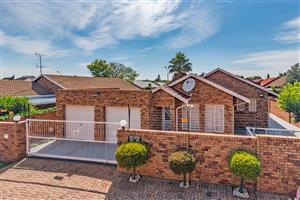 Stunning 3 Bedroom House in Helikonpark, Sold With The Beautiful Furniture.